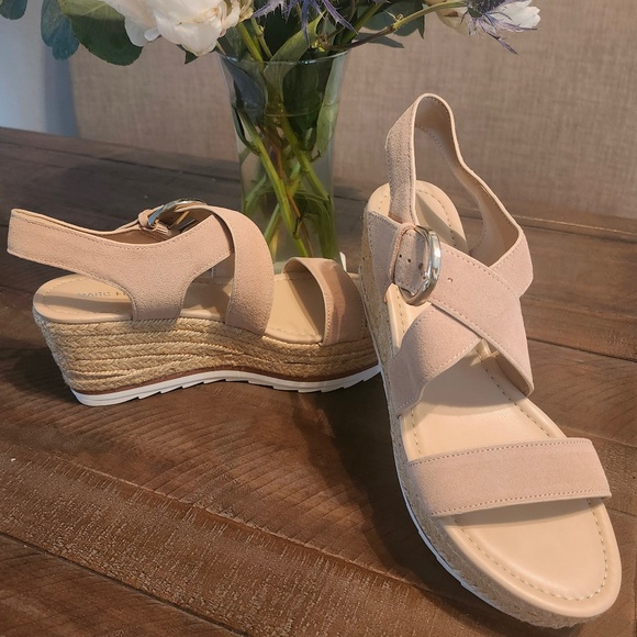 Marc Fisher size 9M light natural suede wedge shoes - Picture 2 of 4